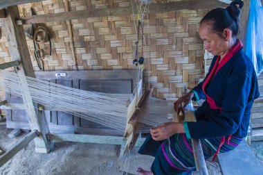 Luang Prabang, Laos - Ağustos 14: Laos weaver Luang Prabang Laos üzerinde 14 Ağustos 2018 yakınlarındaki bir kasabada. Laos hayatımızda köylerde nüfusun neredeyse yüzde 70'i 