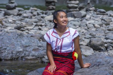 Batad, Filipinler - Mayıs 02: Batad üzerinde 02 Mayıs 2018 Türkiye bir şelale yakınındaki Ifugao azınlık kızdan. Kuzey Filipinler dağların çoğunlukla canlı Ifugao azınlık