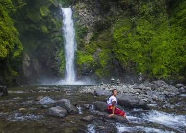 Batad, Filipinler - Mayıs 02: Batad üzerinde 02 Mayıs 2018 Türkiye bir şelale yakınındaki Ifugao azınlık kızdan. Kuzey Filipinler dağların çoğunlukla canlı Ifugao azınlık
