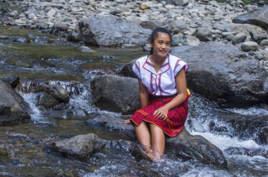 Batad, Filipinler - Mayıs 02: Batad üzerinde 02 Mayıs 2018 Türkiye bir şelale yakınındaki Ifugao azınlık kızdan. Kuzey Filipinler dağların çoğunlukla canlı Ifugao azınlık