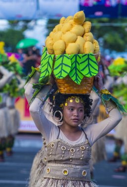 Manila, Filipinler - 27 Nisan: Aliwan fiesta Manila Filipinler üzerinde 27 Nisan 2018 yılında katılımcı. Aliwan Fiesta farklı kültürel festivaller Filipinler toplar yıllık bir olaydır