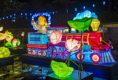 Seoul - 11 Mayıs: 11 Mayıs 2018 tarihinde Seoul Korea içinde Lotus fener Festival renkli fener dekorasyon cheonggyecheon akışı. Festival Buda'nın Doğum kutlamasıdır