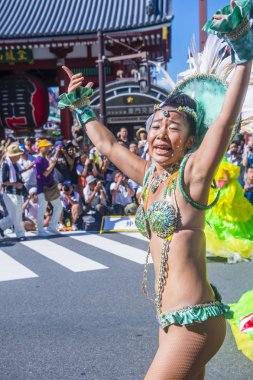 Tokyo - Ağustos 25: Katılımcı Asakusa samba karnaval Tokyo Japonya üzerinde 25 Ağustos 2018. Büyük Kuzey yarımkürede türünün Asakusa samba karnaval. 
