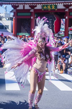 Tokyo - Ağustos 25: Katılımcı Asakusa samba karnaval Tokyo Japonya üzerinde 25 Ağustos 2018. Büyük Kuzey yarımkürede türünün Asakusa samba karnaval. 