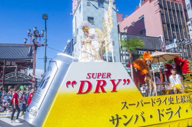 Tokyo - Ağustos 25: Katılımcılar Tokyo Japonya üzerinde 25 Ağustos 2018 Asakusa samba karnaval. Büyük Kuzey yarımkürede türünün Asakusa samba karnaval. 