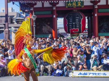 Tokyo - Ağustos 25: Katılımcılar Tokyo Japonya üzerinde 25 Ağustos 2018 Asakusa samba karnaval. Büyük Kuzey yarımkürede türünün Asakusa samba karnaval. 