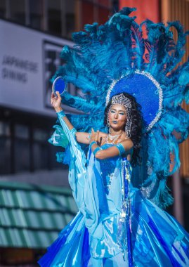 Tokyo - Ağustos 25: Katılımcı Asakusa samba karnaval Tokyo Japonya üzerinde 25 Ağustos 2018. Büyük Kuzey yarımkürede türünün Asakusa samba karnaval. 