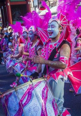 Tokyo - Ağustos 25: Katılımcılar Tokyo Japonya üzerinde 25 Ağustos 2018 Asakusa samba karnaval. Büyük Kuzey yarımkürede türünün Asakusa samba karnaval. 