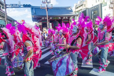 Tokyo - Ağustos 25: Katılımcılar Tokyo Japonya üzerinde 25 Ağustos 2018 Asakusa samba karnaval. Büyük Kuzey yarımkürede türünün Asakusa samba karnaval. 