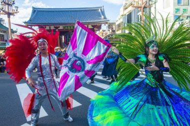Tokyo - Ağustos 25: Katılımcılar Tokyo Japonya üzerinde 25 Ağustos 2018 Asakusa samba karnaval. Büyük Kuzey yarımkürede türünün Asakusa samba karnaval. 