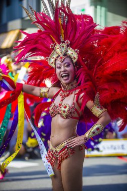 Tokyo - Ağustos 25: Katılımcı Asakusa samba karnaval Tokyo Japonya üzerinde 25 Ağustos 2018. Büyük Kuzey yarımkürede türünün Asakusa samba karnaval. 