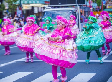 Tokyo - Ağustos 25: Katılımcılar Tokyo Japonya üzerinde 25 Ağustos 2018 Asakusa samba karnaval. Büyük Kuzey yarımkürede türünün Asakusa samba karnaval. 