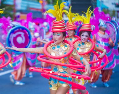 Tokyo - Ağustos 25: Katılımcılar Tokyo Japonya üzerinde 25 Ağustos 2018 Asakusa samba karnaval. Büyük Kuzey yarımkürede türünün Asakusa samba karnaval. 