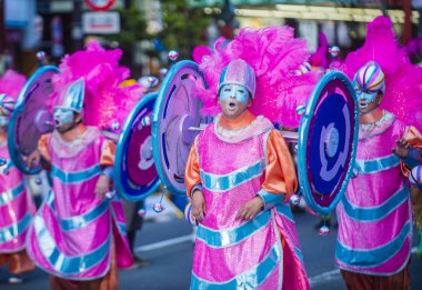 Tokyo - Ağustos 25: Katılımcılar Tokyo Japonya üzerinde 25 Ağustos 2018 Asakusa samba karnaval. Büyük Kuzey yarımkürede türünün Asakusa samba karnaval. 