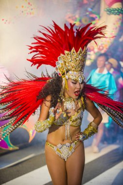 Tokyo - Ağustos 25: Katılımcı Asakusa samba karnaval Tokyo Japonya üzerinde 25 Ağustos 2018. Büyük Kuzey yarımkürede türünün Asakusa samba karnaval. 