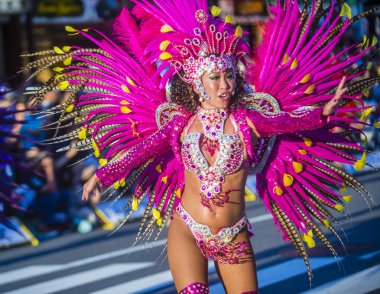 Tokyo - Ağustos 25: Katılımcı Asakusa samba karnaval Tokyo Japonya üzerinde 25 Ağustos 2018. Büyük Kuzey yarımkürede türünün Asakusa samba karnaval. 