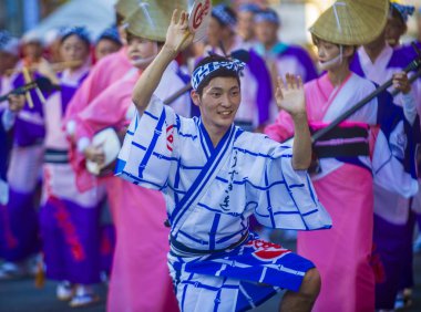 Tokyo - Ağustos 26: Katılımcılar Awa Odori Festivali, Tokyo, Japonya üzerinde 26 Ağustos 2018. AWA Odori Japonya'nın en büyük dans festivalidir