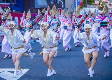 Tokyo - Ağustos 26: Katılımcılar Awa Odori Festivali, Tokyo, Japonya üzerinde 26 Ağustos 2018. AWA Odori Japonya'nın en büyük dans festivalidir
