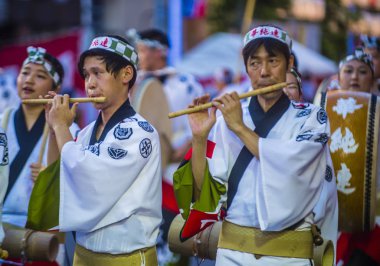 Tokyo - Ağustos 26: Katılımcılar Awa Odori Festivali, Tokyo, Japonya üzerinde 26 Ağustos 2018. AWA Odori Japonya'nın en büyük dans festivalidir