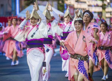 Tokyo - Ağustos 26: Katılımcılar Awa Odori Festivali, Tokyo, Japonya üzerinde 26 Ağustos 2018. AWA Odori Japonya'nın en büyük dans festivalidir