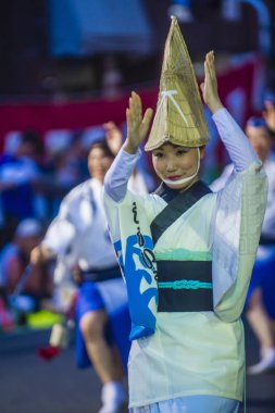 Tokyo - Ağustos 26: Katılımcılar Awa Odori Festivali, Tokyo, Japonya üzerinde 26 Ağustos 2018. AWA Odori Japonya'nın en büyük dans festivalidir