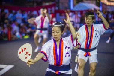 Tokyo - Ağustos 26: Katılımcılar Awa Odori Festivali, Tokyo, Japonya üzerinde 26 Ağustos 2018. AWA Odori Japonya'nın en büyük dans festivalidir