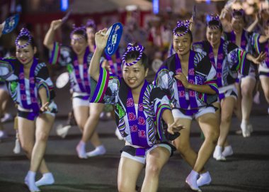 Tokyo - Ağustos 26: Katılımcılar Awa Odori Festivali, Tokyo, Japonya üzerinde 26 Ağustos 2018. AWA Odori Japonya'nın en büyük dans festivalidir