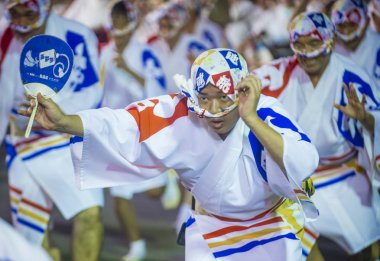 Tokyo - Ağustos 26: Katılımcılar Awa Odori Festivali, Tokyo, Japonya üzerinde 26 Ağustos 2018. AWA Odori Japonya'nın en büyük dans festivalidir