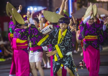 Tokyo - Ağustos 26: Katılımcılar Awa Odori Festivali, Tokyo, Japonya üzerinde 26 Ağustos 2018. AWA Odori Japonya'nın en büyük dans festivalidir
