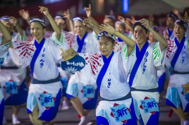 Tokyo - Ağustos 26: Katılımcılar Awa Odori Festivali, Tokyo, Japonya üzerinde 26 Ağustos 2018. AWA Odori Japonya'nın en büyük dans festivalidir