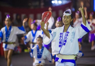 Tokyo - Ağustos 26: Katılımcılar Awa Odori Festivali, Tokyo, Japonya üzerinde 26 Ağustos 2018. AWA Odori Japonya'nın en büyük dans festivalidir