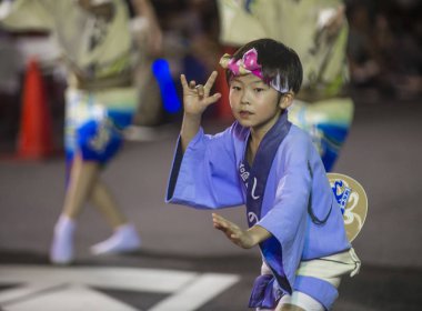 Tokyo - Ağustos 26: Tokyo, Japonya üzerinde 26 Ağustos 2018 Awa Odori Festivali katılımcı. AWA Odori Japonya'nın en büyük dans festivalidir