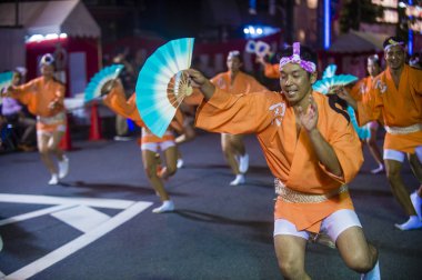 Tokyo - Ağustos 26: Katılımcılar Awa Odori Festivali, Tokyo, Japonya üzerinde 26 Ağustos 2018. AWA Odori Japonya'nın en büyük dans festivalidir