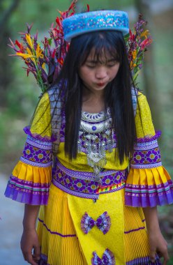 Dong Van, Vietnam - Ekim 16: Hmong azınlık üzerinde 16 Eylül 2018 Vietnam Dong Van yakınlarındaki bir kasabada kız. Hmong Vietnam 54 etnik gruplarından biridir