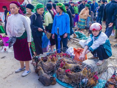 Dong Van, Vietnam - Ekim 16: Hafta sonu Pazar Dong Van Vietnam üzerinde 16 Eylül 2018. Piyasada çevreleyen tepelerden etnik gruplar için ticari bir yer