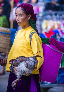Dong Van, Vietnam - Ekim 16: Hafta sonu Pazar Dong Van Vietnam üzerinde 16 Eylül 2018. Piyasada çevreleyen tepelerden etnik gruplar için ticari bir yer