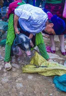 Dong Van, Vietnam - Ekim 16: Hafta sonu Pazar Dong Van Vietnam üzerinde 16 Eylül 2018. Piyasada çevreleyen tepelerden etnik gruplar için ticari bir yer