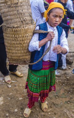 Dong Van, Vietnam - Ekim 16: Hafta sonu Pazar Dong Van Vietnam üzerinde 16 Eylül 2018. Piyasada çevreleyen tepelerden etnik gruplar için ticari bir yer