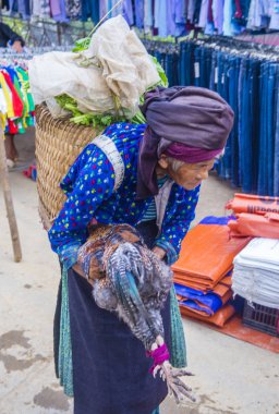 Dong Van, Vietnam - Ekim 16: Hafta sonu Pazar Dong Van Vietnam üzerinde 16 Eylül 2018. Piyasada çevreleyen tepelerden etnik gruplar için ticari bir yer