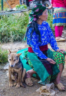 Dong Van, Vietnam - Ekim 16: Hafta sonu Pazar Dong Van Vietnam üzerinde 16 Eylül 2018. Piyasada çevreleyen tepelerden etnik gruplar için ticari bir yer