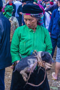 Dong Van, Vietnam - Ekim 16: Hafta sonu Pazar Dong Van Vietnam üzerinde 16 Eylül 2018. Piyasada çevreleyen tepelerden etnik gruplar için ticari bir yer