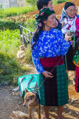 Dong Van, Vietnam - Ekim 16: Hafta sonu Pazar Dong Van Vietnam üzerinde 16 Eylül 2018. Piyasada çevreleyen tepelerden etnik gruplar için ticari bir yer