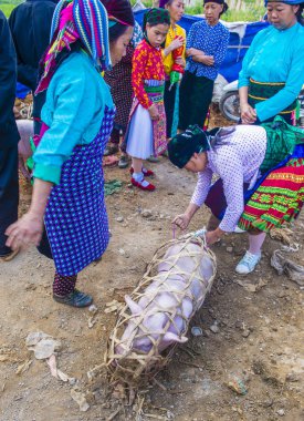 Dong Van, Vietnam - Ekim 16: Hafta sonu Pazar Dong Van Vietnam üzerinde 16 Eylül 2018. Piyasada çevreleyen tepelerden etnik gruplar için ticari bir yer