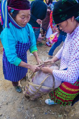 Dong Van, Vietnam - Ekim 16: Hafta sonu Pazar Dong Van Vietnam üzerinde 16 Eylül 2018. Piyasada çevreleyen tepelerden etnik gruplar için ticari bir yer