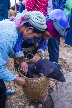 Dong Van, Vietnam - Ekim 16: Hafta sonu Pazar Dong Van Vietnam üzerinde 16 Eylül 2018. Piyasada çevreleyen tepelerden etnik gruplar için ticari bir yer