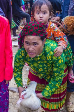 Dong Van, Vietnam - Ekim 16: Hafta sonu Pazar Dong Van Vietnam üzerinde 16 Eylül 2018. Piyasada çevreleyen tepelerden etnik gruplar için ticari bir yer