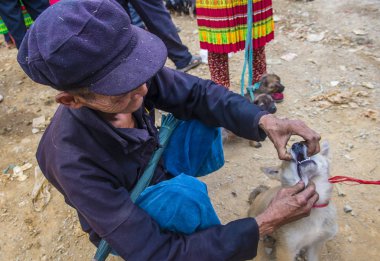 Dong Van, Vietnam - Ekim 16: Hafta sonu Pazar Dong Van Vietnam üzerinde 16 Eylül 2018. Piyasada çevreleyen tepelerden etnik gruplar için ticari bir yer