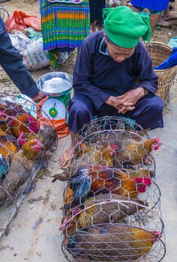 Dong Van, Vietnam - Ekim 16: Hafta sonu Pazar Dong Van Vietnam üzerinde 16 Eylül 2018. Piyasada çevreleyen tepelerden etnik gruplar için ticari bir yer