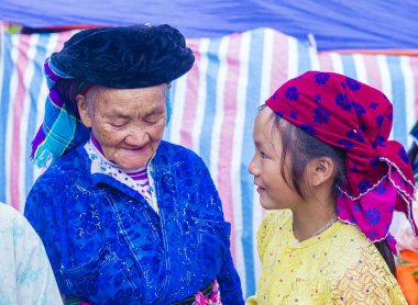 Dong Van, Vietnam - Ekim 16: Hafta sonu Pazar Dong Van Vietnam üzerinde 16 Eylül 2018. Piyasada çevreleyen tepelerden etnik gruplar için ticari bir yer