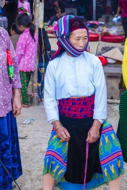 Dong Van, Vietnam - Ekim 16: Hafta sonu Pazar Dong Van Vietnam üzerinde 16 Eylül 2018. Piyasada çevreleyen tepelerden etnik gruplar için ticari bir yer